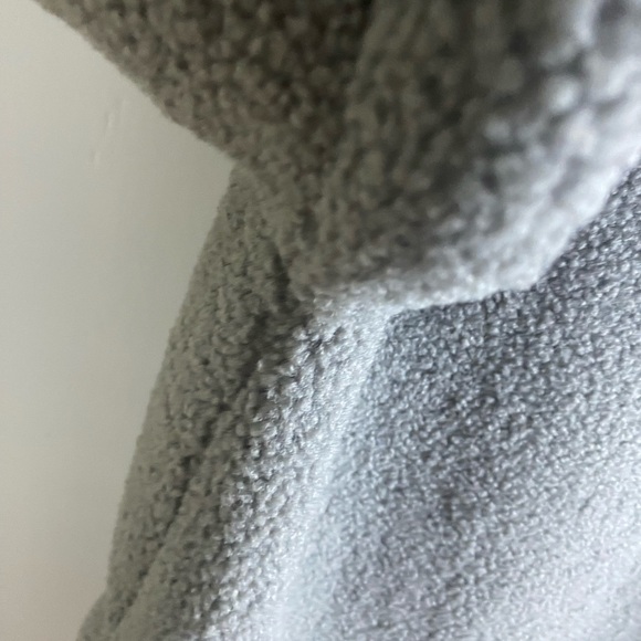 CALLIE MAC PULLOVER FLEECE IN LIGHT GREY SZ S W/ SIDE POCKETS & SNAP CLOSURE. - Picture 5 of 7